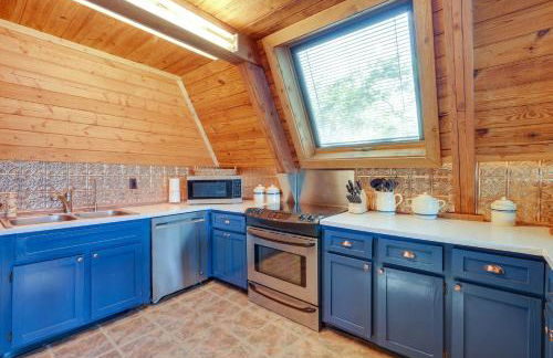 Lakefront A-Frame Cabin with Community Perks - Foto 7