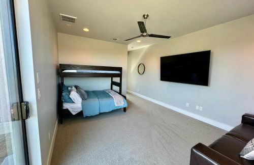 Upscale Modern Hill Country Home! Has it ALL! - Foto 49