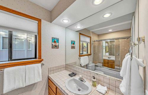 Tahoe Retreat with Decks and Separate Studio - Foto 18