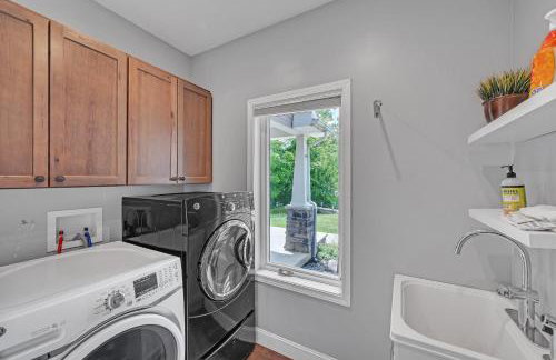 Lakeside Retreat with Hot Tub & Game Room home - Foto 42