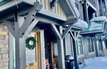 2 BR Basecamp Bliss at Kicking Horse Near Ski Hill - Foto 1