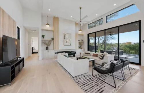 Barton Springs Luxe Heated Pool Spa Sleeps 16 - Photo 25