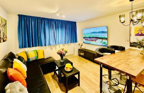 Central Apartment with 75inch TV Netflix - Photo 1