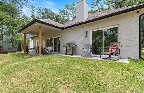 The Benjamin I - 2022 Built Luxury Retreat with Backyard Paradise with Hot Tub Outdoor Movie Screen Dock & Boat Rental - Foto 37