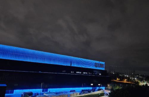 Cityfront Luxe Apt Near City Centre Facing Etihad & Coop Live, Free Parking - Foto 13