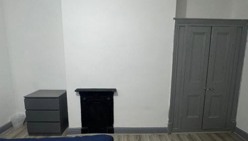 Modern Apartment Bradford City Centre Self Check In - Foto 3, storage, wardrobe