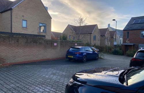 Homely, Cosy & Contemporary 4 BDR house with Garden & Parking 5 mins drive to Addenbrookes & Papworth hospitals & Bio Medical campus - Foto 31