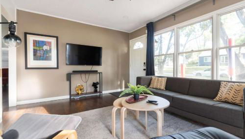 Enchanting 3BR Cottage Close to Downtown - Foto 3