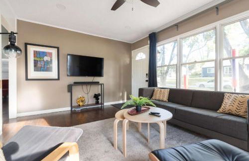 Enchanting 3BR Cottage Close to Downtown - Foto 3