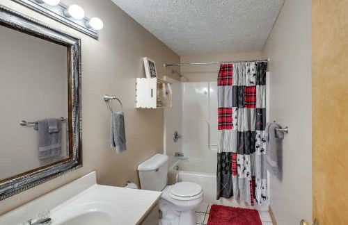 Snowed Inn Cozy Winterplace Ski-InandSki-Out Cabin - Foto 13