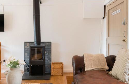 Charming Stone Cottage - Cotswolds Farm Stay - The Bullpen - Photo 14