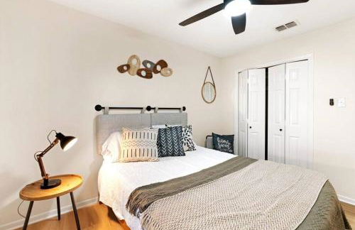 Charming & Bright W Lounging Pool and Hot Tub - Photo 6