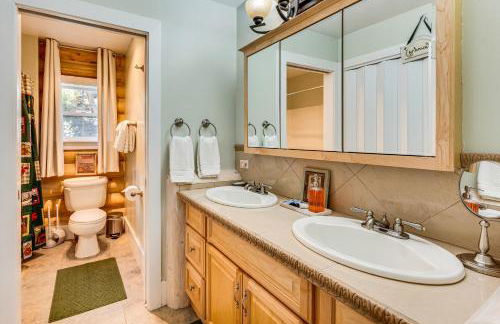 Secluded Log Cabin with Game Room and Forest Views - Foto 25