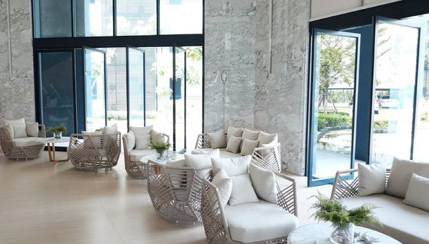 Coin salon dans le hall