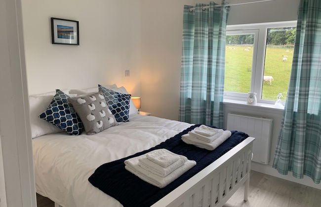 Charming 2-bed Cabin in Inverness, Scotland - Photo 6