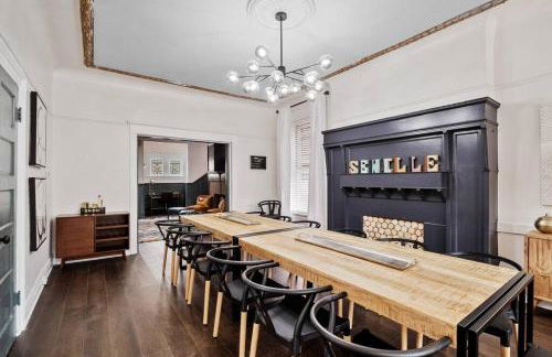 Luxury Living: Grand 7BR/5BA near Everything - Photo 31