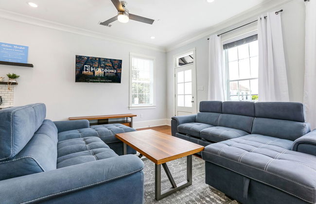 Modern 4 BR Condo with Balcony & Pool - Near FQ - Foto 26