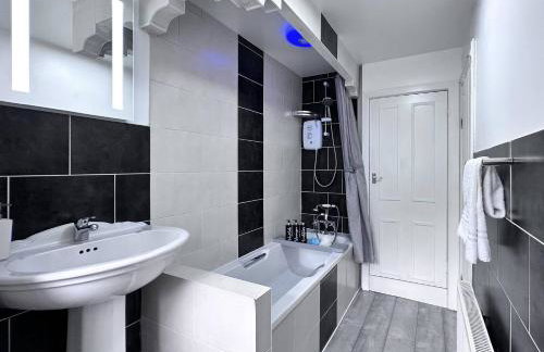 Rustic Rhondda Retreat w Hot Tub & Sauna - Ystrad - Foto 14