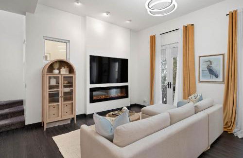 City Lights and Rooftop Nights by Rather Be Properties - Foto 10