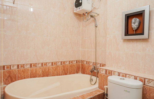 Fully Furnished with Comfortable 2BR Grand Palace Kemayoran Apartment - Photo 16