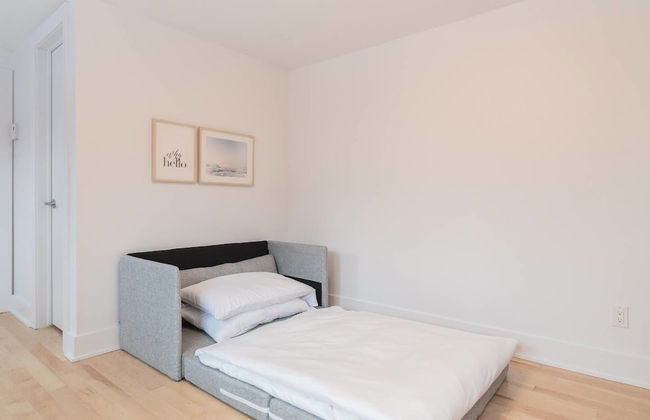 3 Br Luxury & Spacious Apartment in Little Italy - Photo 3