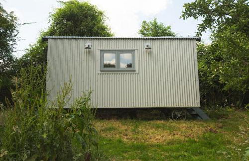The Organic Cotswolds Shepherds Hut - Photo 1
