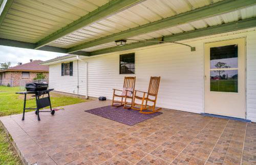 Patio & Grill! Charming 'Lake Charles Landing Pad' - Foto 25