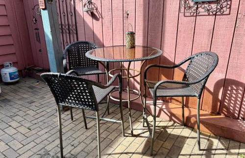 Designer Themed 4 Bedroom in Best Location with Patio and Fireplace - Foto 41