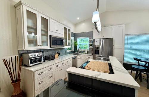 Near KSC - Peaceful Spacious Home for 6 - Fully Stocked Kitchen and Coffee Bar - Foto 2