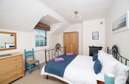 Fort Victoria Cottages - Sea View Cottage - Photo 3