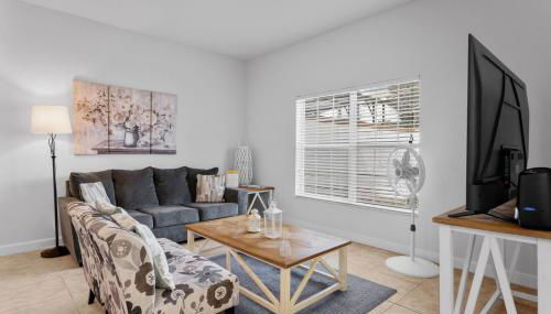 4BR Townhome with Pool at Storey Lake - Foto 1