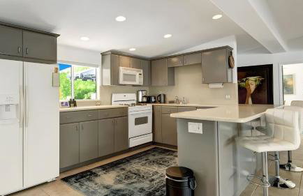 Modern Oasis w/ Pool, Patio Lounge, & Mountain Views Palo Verde by Avantstay - Foto 23