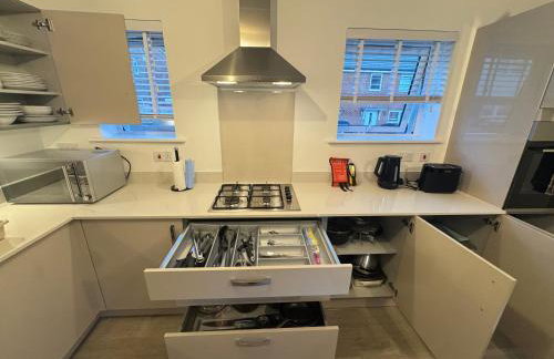 Detached 4BR House - Private Garden, Garage & Parking - Perfect for Long Stays, Families, Contractors - Photo 12