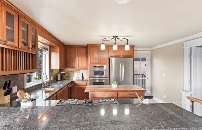 Renton Lakeside Oasis, Lakeview, 4B 2.5B, Spacious - Photo 8