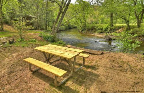 Bear Naked Hideaway - Relax in the hot tub with sounds from the nearby creek - Foto 40