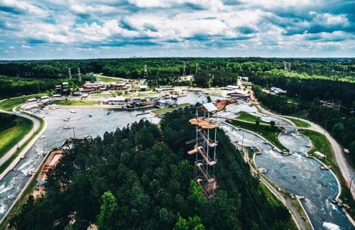 2BR Home with Fenced Backyard, Minutes to Uptown - Foto 26