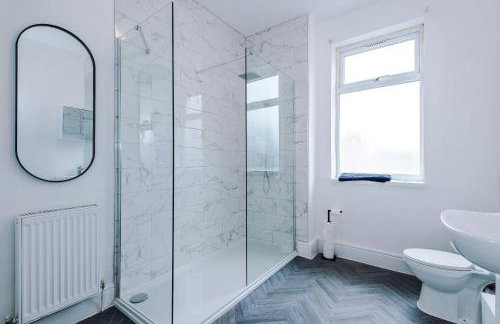 Spacious 3 Bed in Manchester by 53 Degrees Property, Perfect for Group Stays, Sleeps 8 with Free Parking! - Foto 22