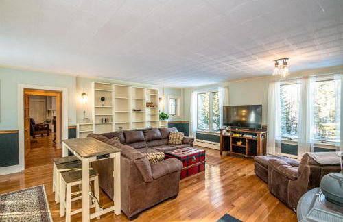 Whispering Waters Farmhouse and Wedding Barn - Foto 2