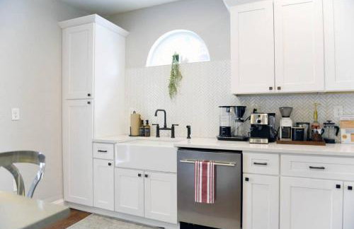 HostWise Stays - The Carnegie - Sauna, 1 Block from Butler St, Family Friendly - Foto 23