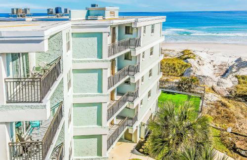 Polished oceanfront condo with pool access, private balcony & washer/dryer - Foto 29