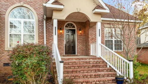 Private Fenced Yard • Sleeps 10 • Mins to Malls - Foto 3