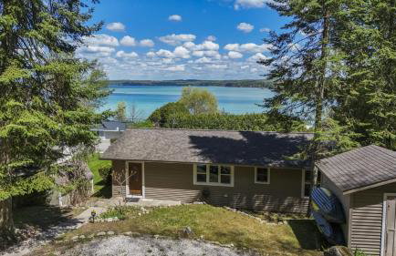 Beautiful Torch Lake House with Beach Access home - Foto 1
