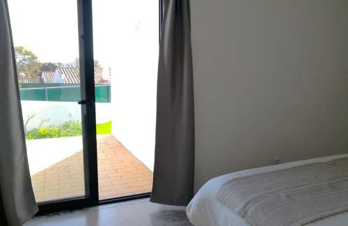 Airy 3br, AC, Garden, 2min Strip, 8min Oura Beach - Foto 25