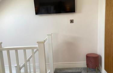 Modern 4-bed Cottage Llanwrst Town Centre & Parking - Snowdonia! near Betws-y-Coed - Photo 13