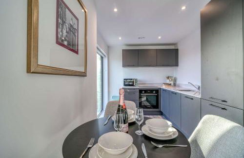 2-BR Flat - City & Town Centre View -1 Minute to Train & Tram Station - Sleeps 5 - Foto 27