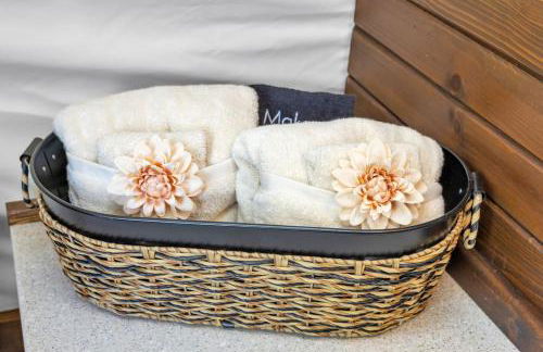 Secluded Luxury Wagon with Pond, King Bed, Full Bath, Patio - Foto 10