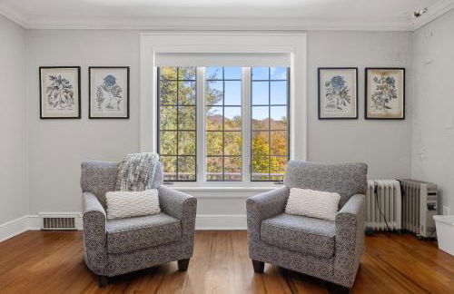 Stylish Mountain Retreat with Sunroom and Pergola - Foto 42