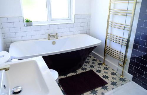 The Wave Cottage - 3 Bedroom with off road Parking for 3 Cars or Vans & EV point - Photo 19