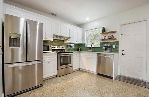 Tropical Escape near Beach! Tons of parking! - Photo 3