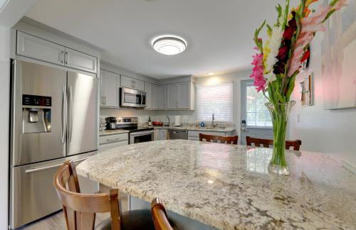 Coastal Getaway with Porch, 2 Mi to Niantic Beach! - Foto 10